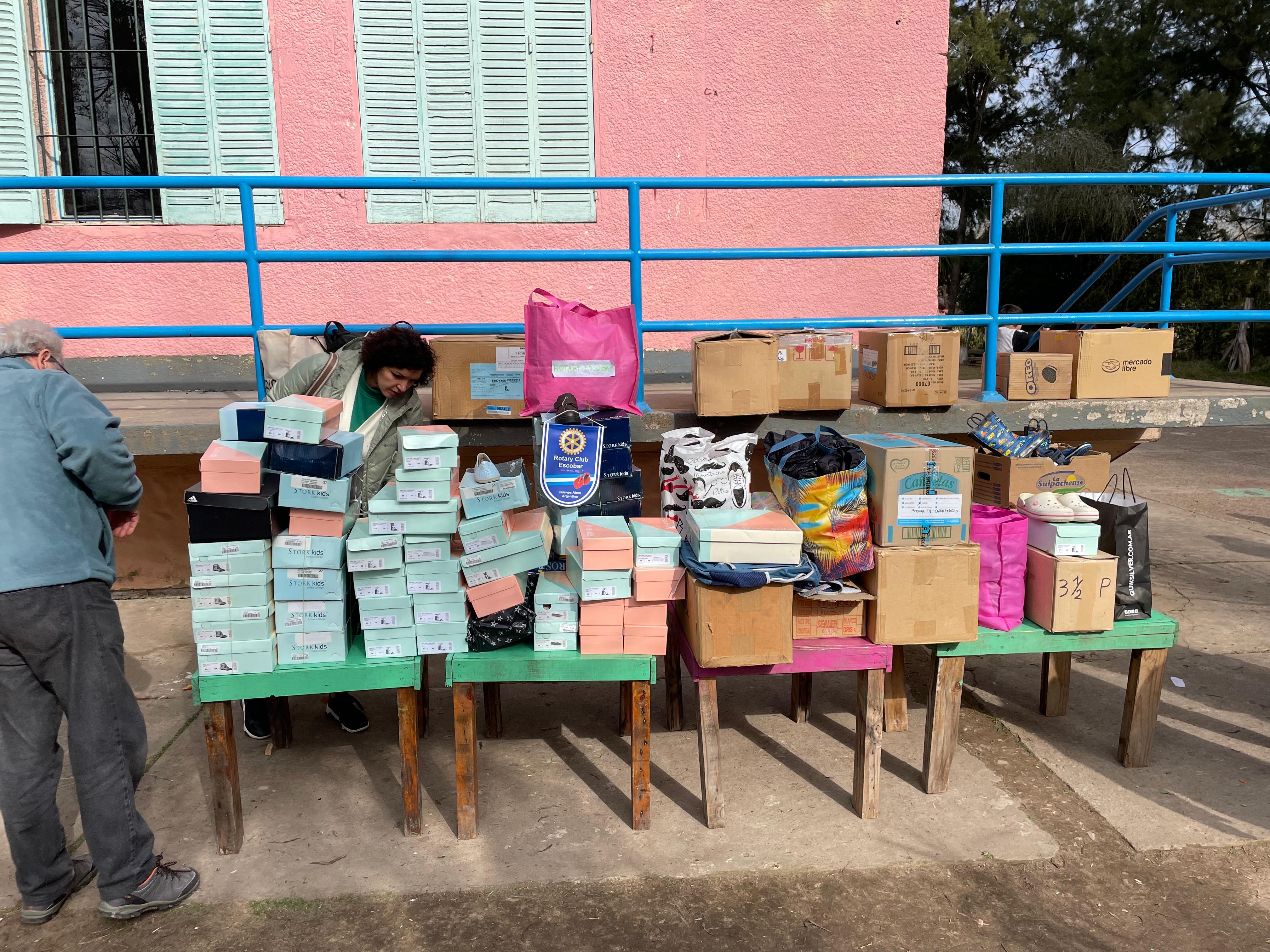 Donación de calzado a la escuela de Islas de Escobar 